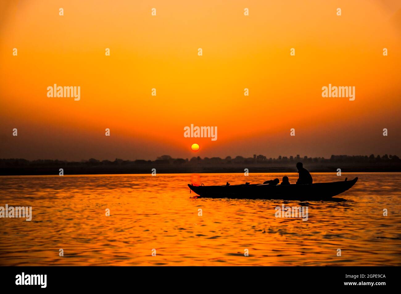 Lever du soleil sur le Gange Varanasi, Inde Banque D'Images
