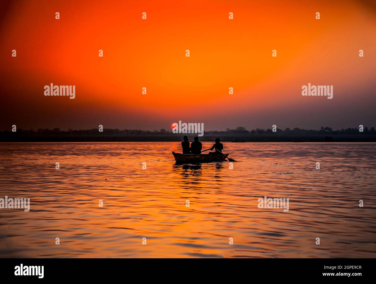 Lever du soleil sur le Gange Varanasi, Inde Banque D'Images