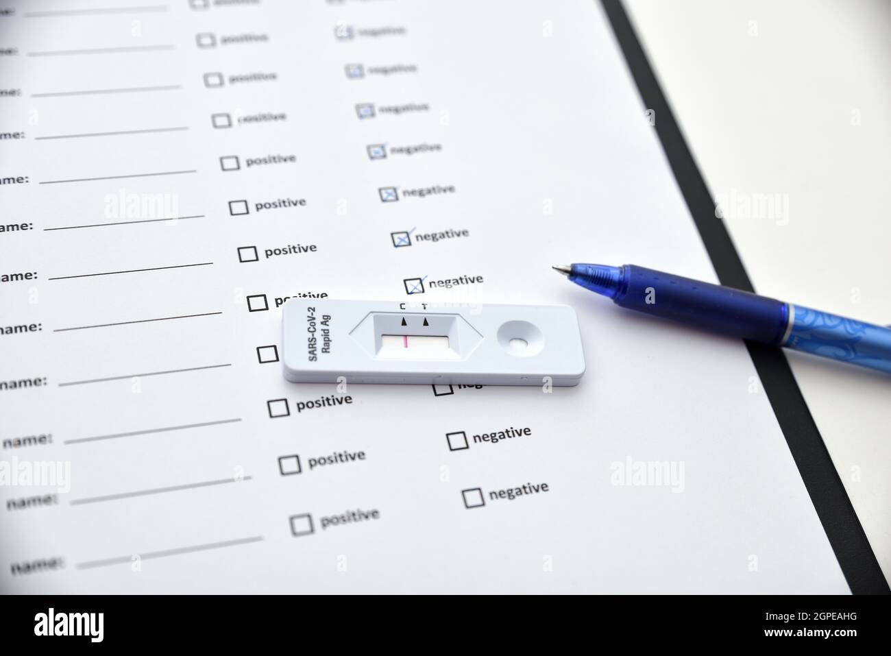 remplir le formulaire de test du coronavirus. Test COVID-19. Formulaire de test médical pour nouveau coronavirus, test d'antigène rapide négatif Banque D'Images