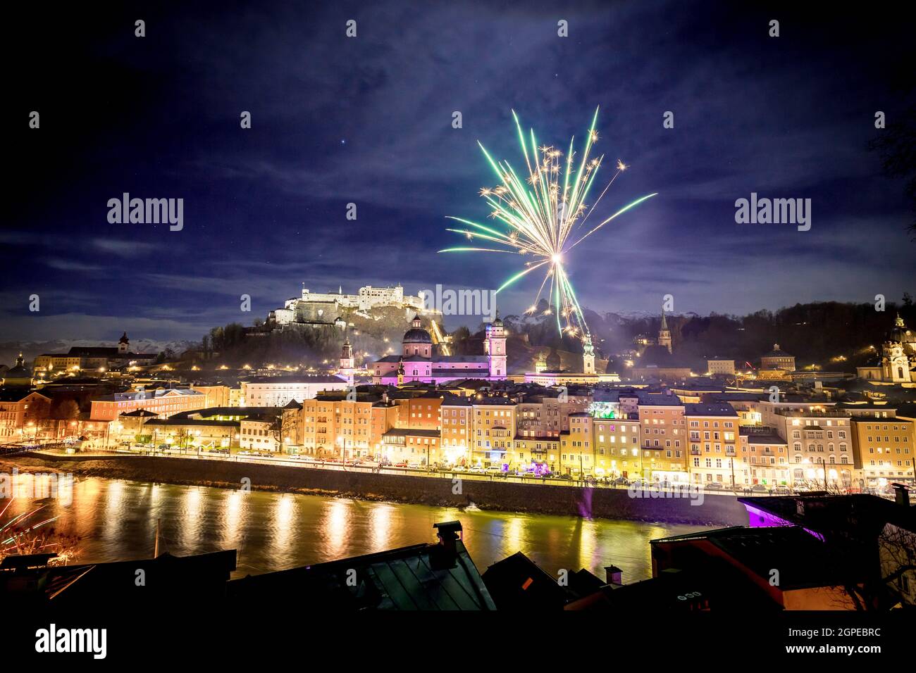 D'artifice de couleurs dans la nuit : Vieille ville de Salzbourg et Festung Hohensalzburg à la veille du Nouvel An. Magic Banque D'Images
