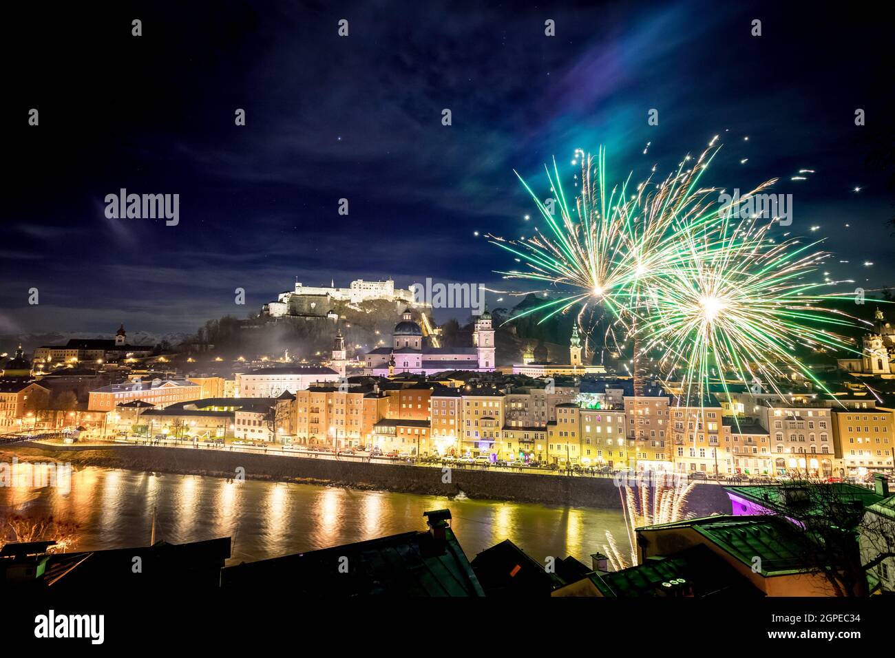 D'artifice de couleurs dans la nuit : Vieille ville de Salzbourg et Festung Hohensalzburg à la veille du Nouvel An. Magic Banque D'Images