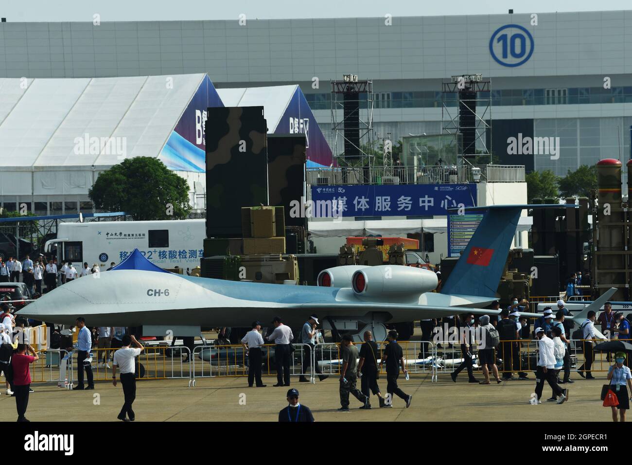 Zhuhai, Zhuhai, Chine. 29 septembre 2021. Rainbow 6 UAV au Zhuhai Air Show le 29 septembre 2021.le tout nouveau Rainbow-6 UAV a participé au Zhuhai Air Show pour la première fois et a attiré beaucoup d'attention des fans militaires.le Rainbow-6 UAV a une envergure de plus de 20 mètres, utilise un moteur de turboventilateur, a un poids au décollage de 7.8 tonnes et un temps de vol de 20 heures. Il peut monter une variété de charges utiles telles que des radars photoélectriques d'avertissement précoce et des missiles air-surface. (Image de crédit : © SIPA Asia via ZUMA Press Wire) Banque D'Images