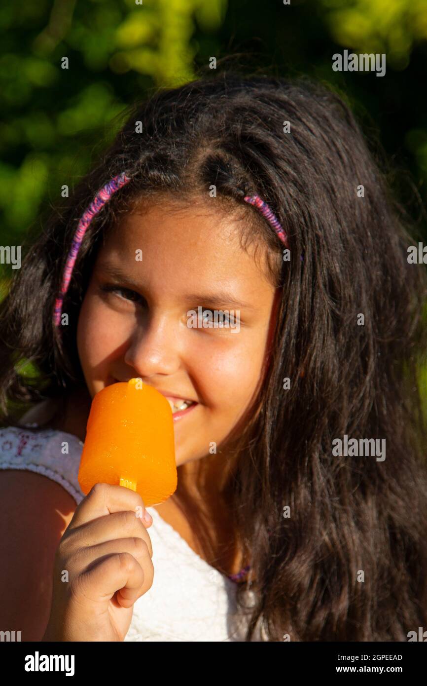 gypsy fille avec de longs cheveux noirs manger de la glace maison de baies Banque D'Images