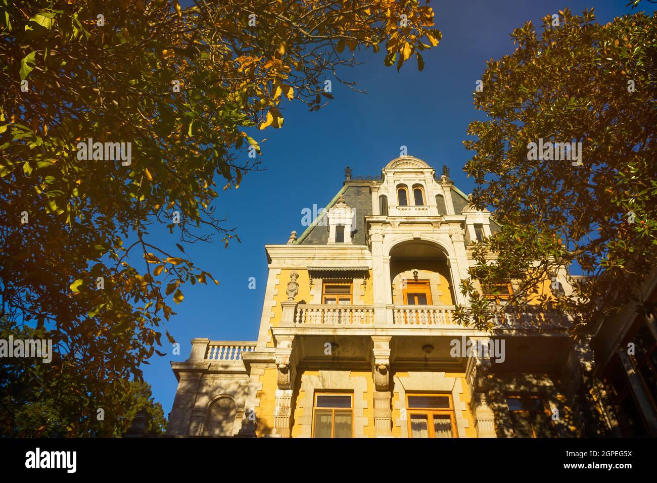 Crimée Yalta 14 octobre 2018. Palais Massandra en automne. Fragments du bâtiment en gros plan contre le ciel bleu. Le Palais Massandra de l'empereur Banque D'Images
