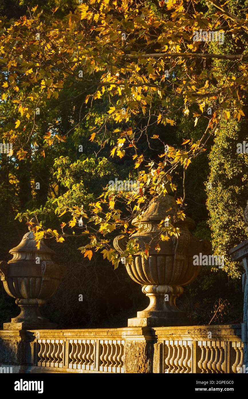 Crimée Yalta 14 octobre 2018. Palais Massandra en automne. Fragments de clôtures en briques rouges avec de belles décorations antiques. Le Palais Massandra de E Banque D'Images