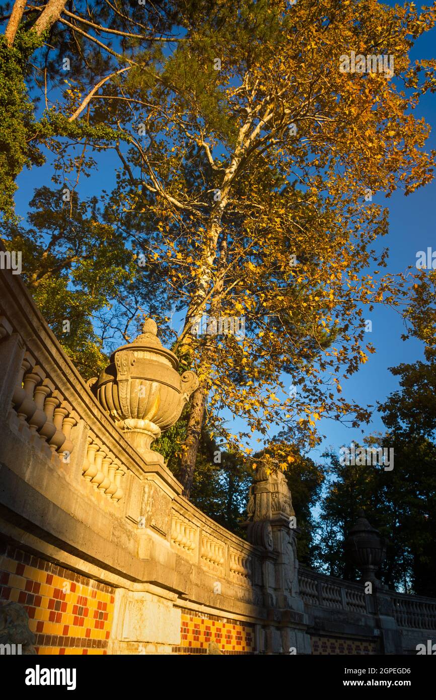 Crimée Yalta 14 octobre 2018. Palais Massandra en automne. Fragments de clôtures en briques rouges avec de belles décorations antiques. Le Palais Massandra de E Banque D'Images