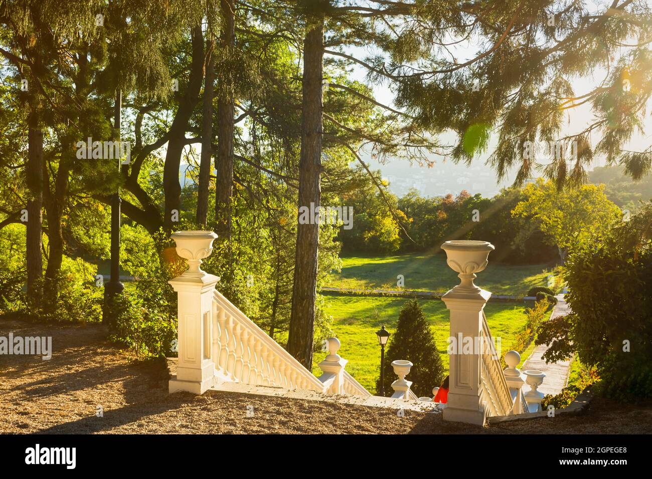 Crimée Yalta 14 octobre 2018. Palais Massandra en automne. Le palais et le parc est la résidence de l'empereur russe. Escalier en pierre blanc neige Banque D'Images
