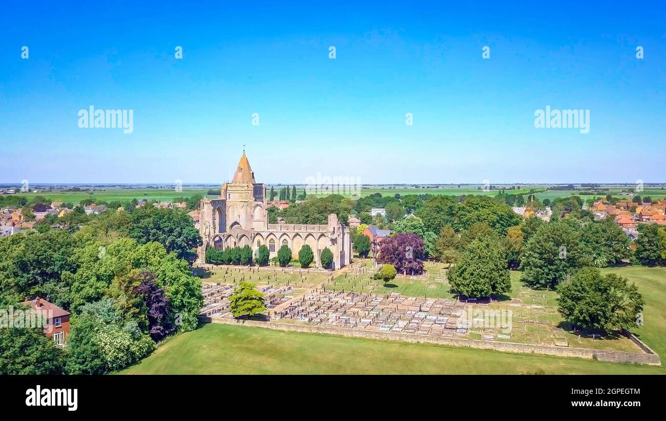 Photographie aérienne de l'abbaye de Crowland, Lincolnshire, Peterborough, lors d'une magnifique journée d'été avec un ciel bleu parfait Banque D'Images