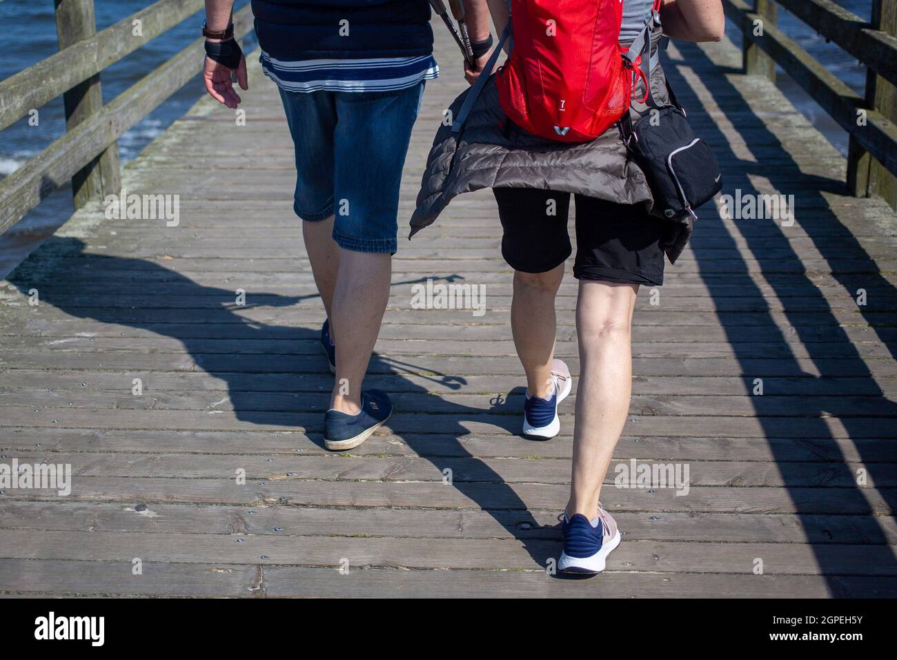 Ahlbeck, Allemagne. 28 septembre 2021. Un couple marche le long de la jetée sur la plage de la station balnéaire balte d'Ahlbeck sur l'île d'Usedom. Credit: Fernando Gutierrez-Juarez/dpa-Zentralbild/dpa/Alay Live News Banque D'Images