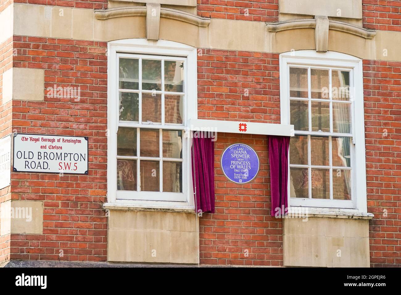 Vue générale de la nouvelle plaque bleue du patrimoine anglais à Diana, princesse de Galles, devant la cour de Coleherne, Old Brompton Road, Londres. Date de la photo: Mercredi 29 septembre 2021. Banque D'Images