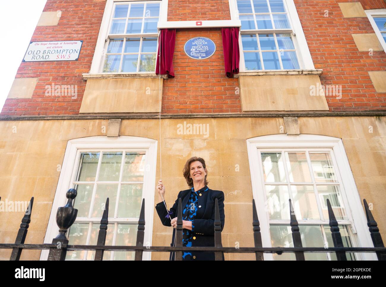 L'ancienne platte de la princesse Diana, Virginia Clarke, dévoile une plaque bleue du patrimoine anglais à Diana, princesse du pays de Galles, à l'extérieur de la cour de Coleherne, Old Brompton Road, Londres. Date de la photo: Mercredi 29 septembre 2021. Banque D'Images