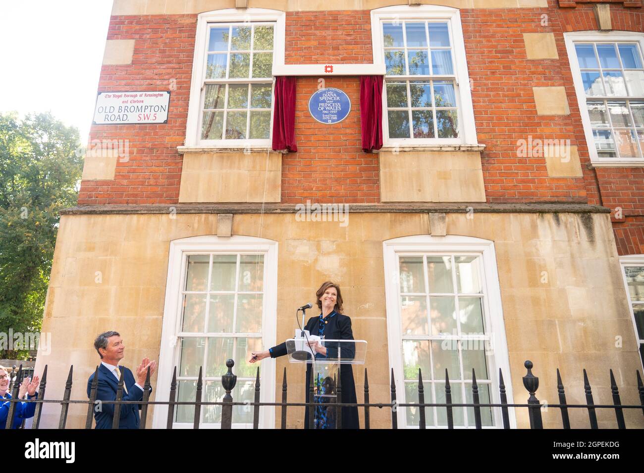 L'ancienne flatte de la princesse Diana, Virginia Clarke, et le président du patrimoine anglais, Sir Tim Laurence, dévoilent une plaque bleue du patrimoine anglais à Diana, princesse du pays de Galles, à l'extérieur de Coleherne court, Old Brompton Road, Londres. Date de la photo: Mercredi 29 septembre 2021. Banque D'Images
