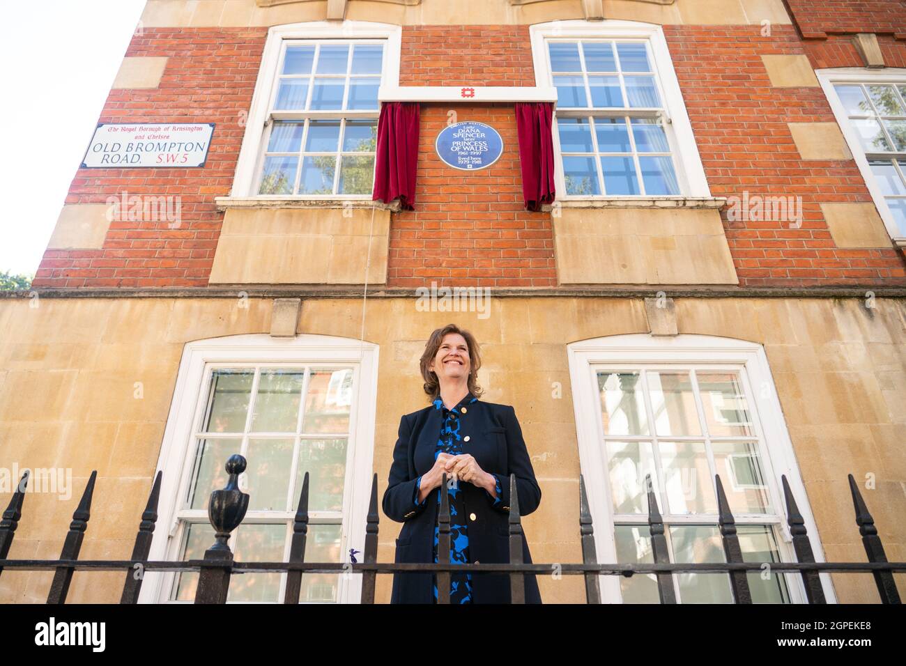 Virginia Clarke, ancienne platte de la princesse Diana, a présenté une plaque bleue du patrimoine anglais à Diana, princesse du pays de Galles, devant la cour de Coleherne, Old Brompton Road, Londres. Date de la photo: Mercredi 29 septembre 2021. Banque D'Images