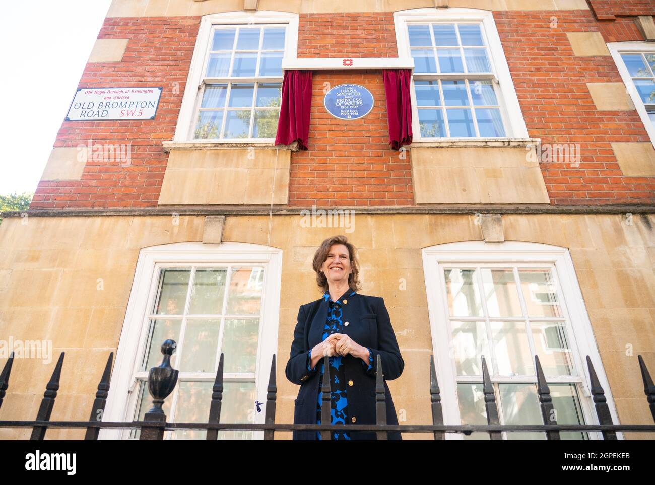 Virginia Clarke, ancienne platte de la princesse Diana, a présenté une plaque bleue du patrimoine anglais à Diana, princesse du pays de Galles, devant la cour de Coleherne, Old Brompton Road, Londres. Date de la photo: Mercredi 29 septembre 2021. Banque D'Images