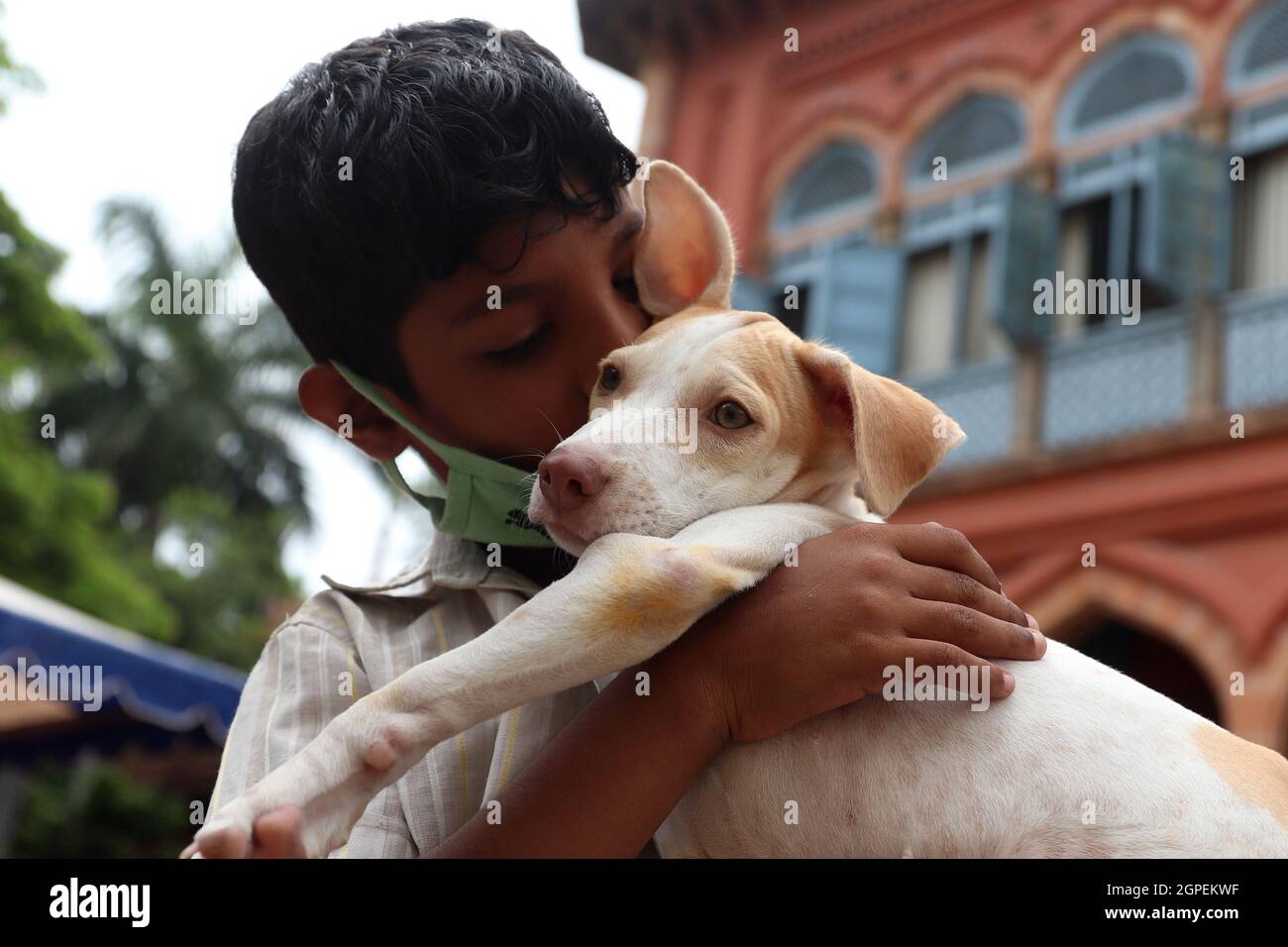 Chennai, Tamil Nadu, Inde. 29 septembre 2021. Un garçon réconforte son chien pendant qu'il arrive pour vacciner son chien avec une dose d'un vaccin anti-rage à l'occasion de la Journée mondiale de la rage à l'hôpital universitaire vétérinaire du Tamil Nadu à Chennai. (Credit image: © Sri Loganathan/ZUMA Press Wire) Credit: ZUMA Press, Inc./Alay Live News Banque D'Images