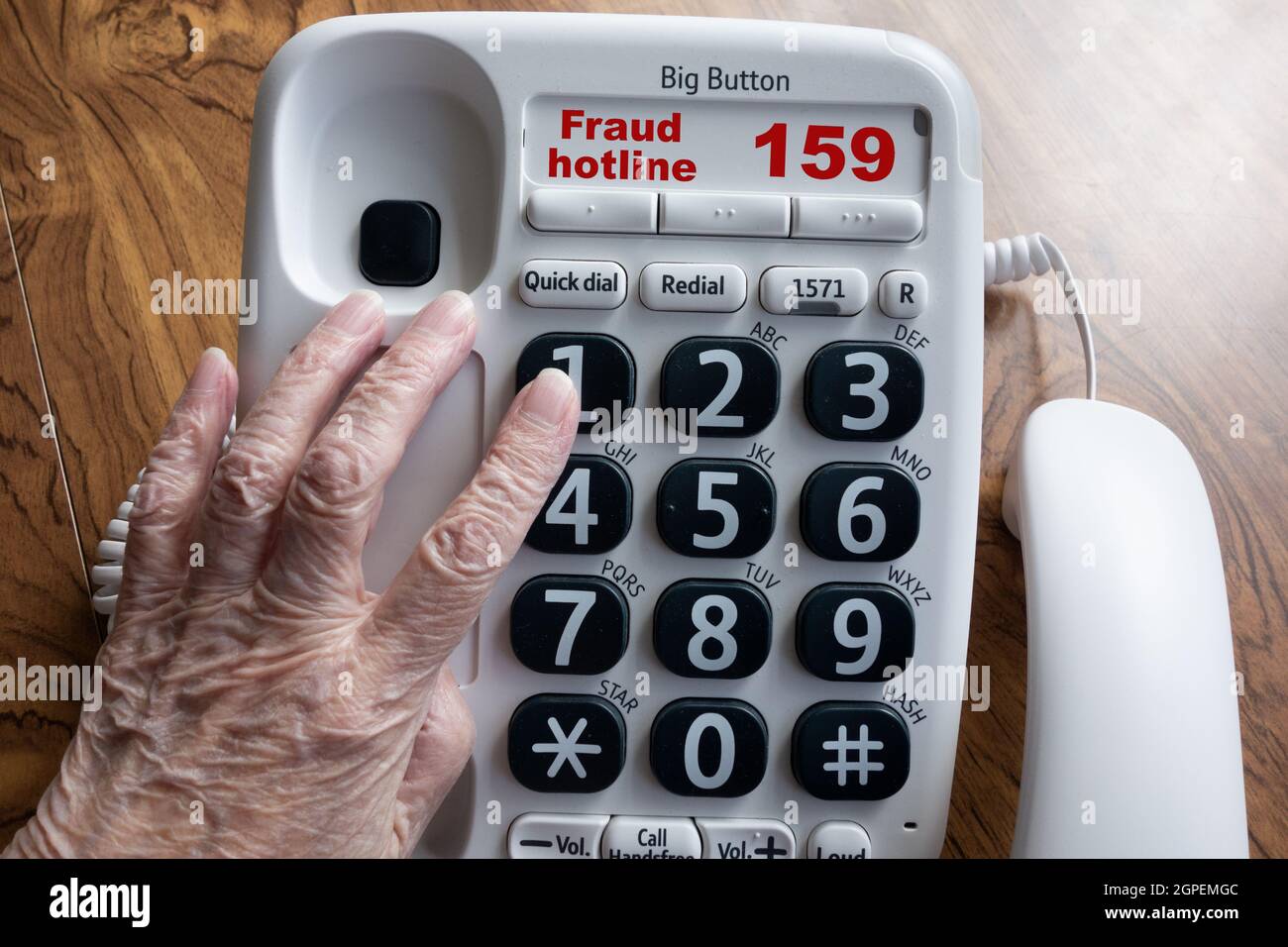 Femme âgée au 159, la nouvelle ligne directe de fraude bancaire. Le nouveau service est promu par Stop Scams UK - une coalition de sociétés bancaires et technologiques au Royaume-Uni Banque D'Images