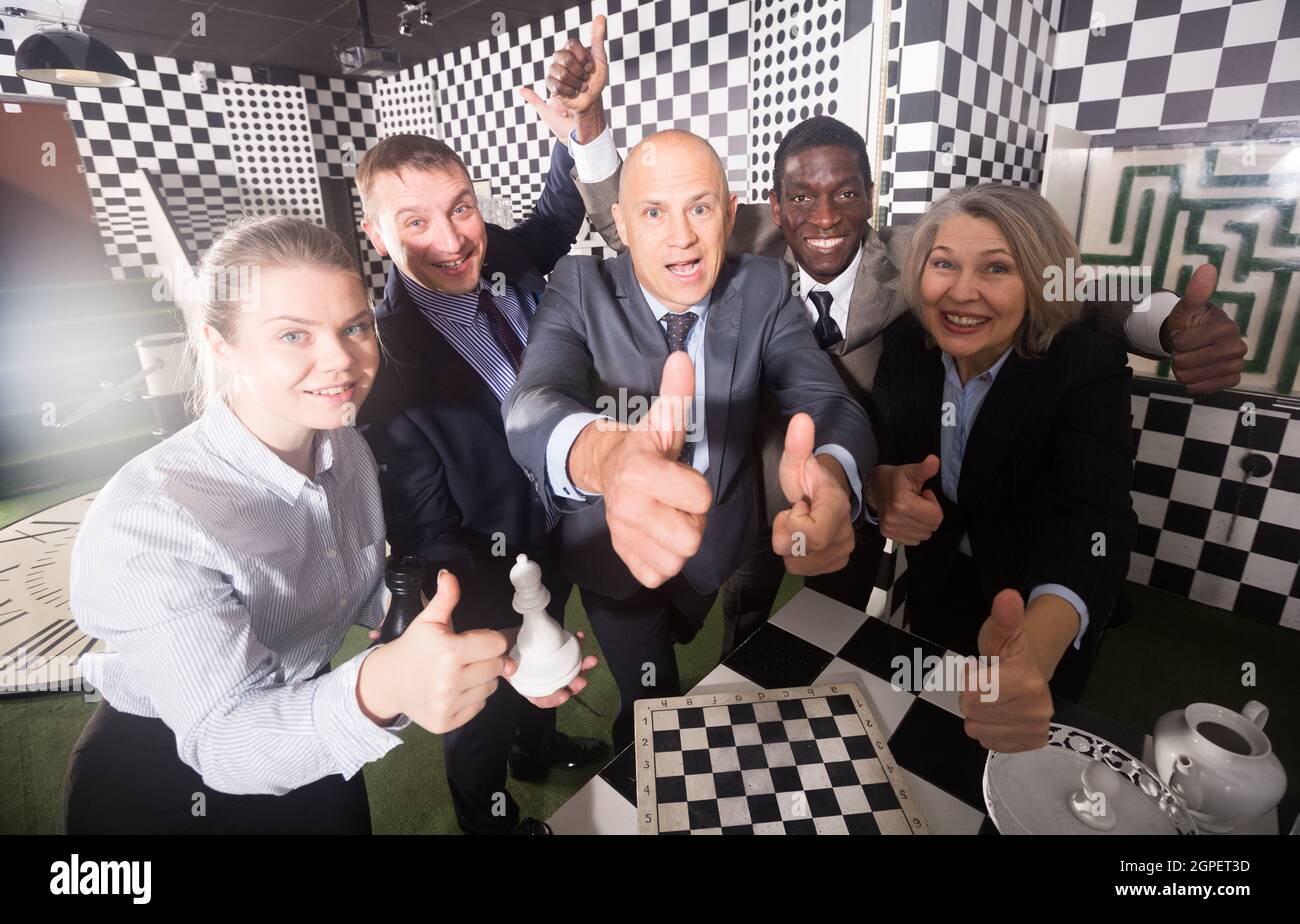 Des hommes d'affaires heureux dans la salle d'évasion des échecs Banque D'Images
