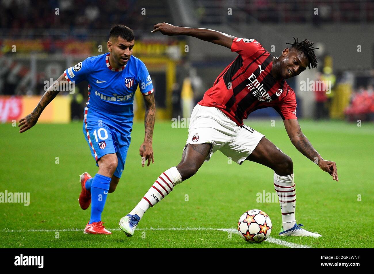 Milan, Italie. 28 septembre 2021. Rafael Leao (R) de l'AC Milan est défié par Angel Correa du Club Atletico de Madrid lors du match de football de l'UEFA Champions League entre l'AC Milan et le Club Atletico de Madrid. Credit: Nicolò Campo/Alay Live News Banque D'Images