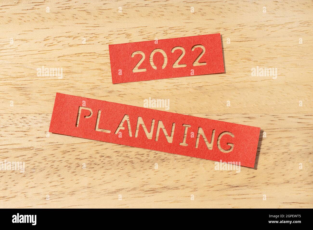 Concept de planification de la nouvelle année 2022. Étiquettes découpées sur table en bois Banque D'Images