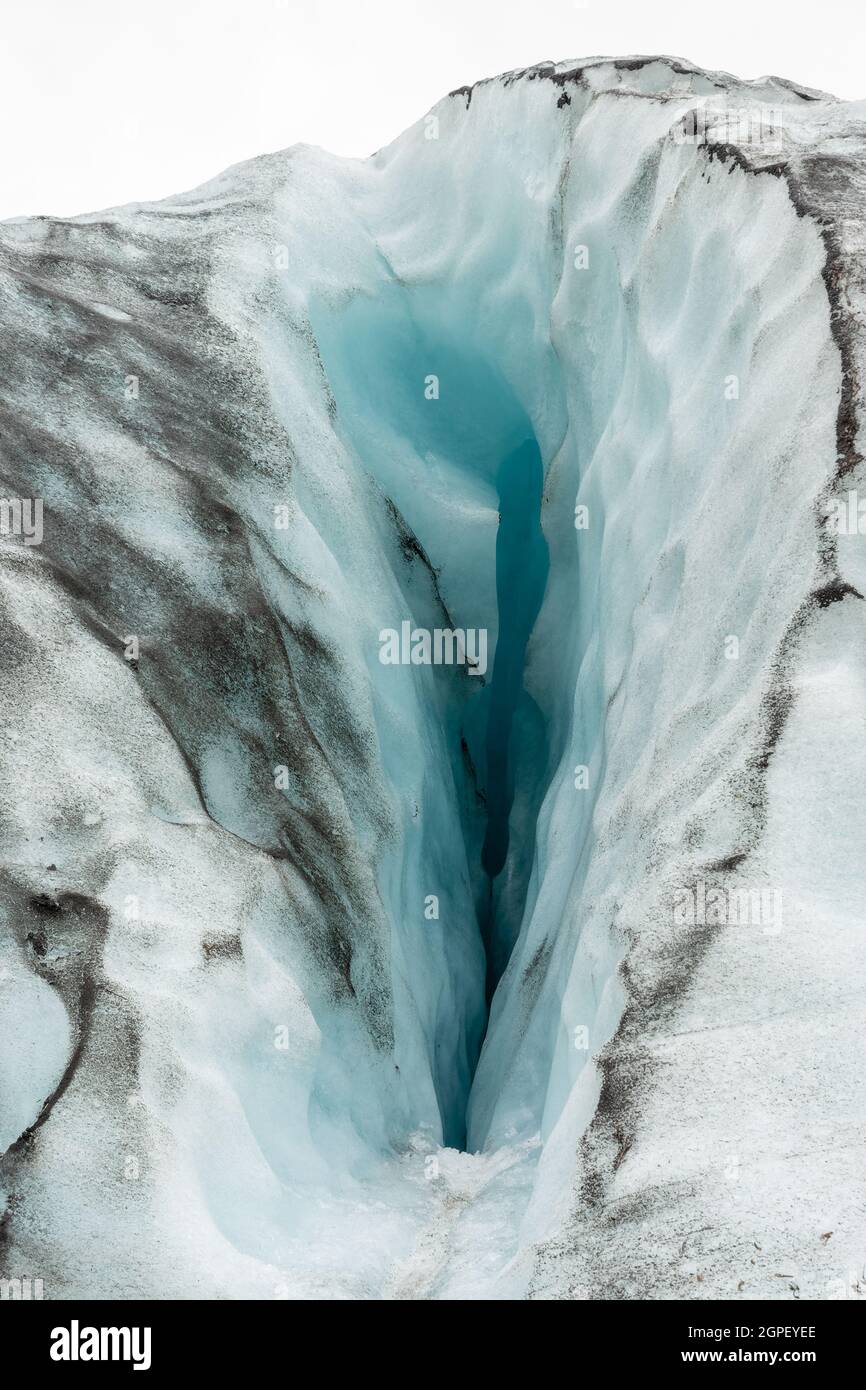 Détail d'une fissure de glace bleue dans le glacier Vatnajokull près de Skaftafell, en Islande Banque D'Images