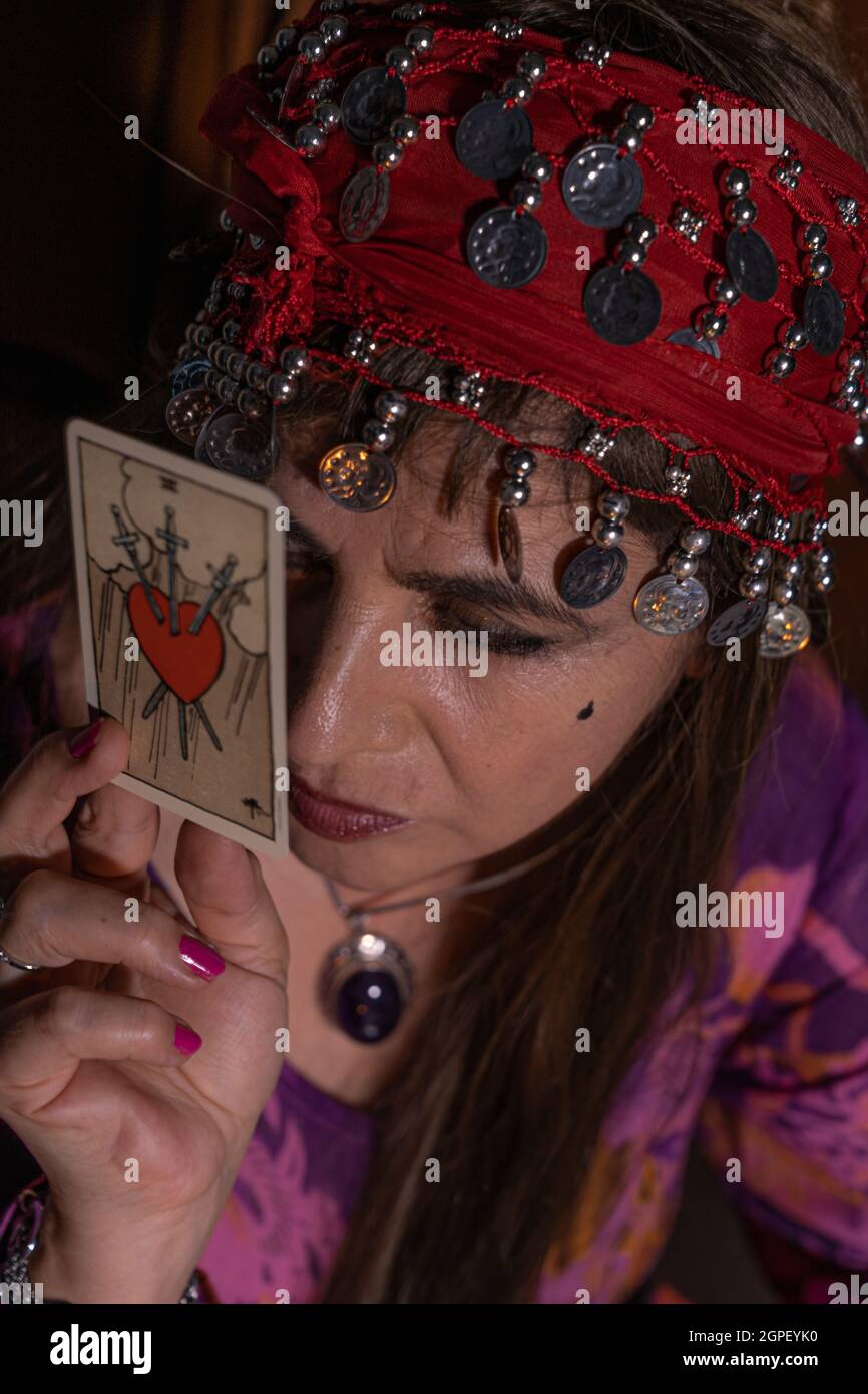 Woman Fortune Teller lisant le Tarot.Porter une tenue gitane.Voyance.Phychic  Photo Stock - Alamy