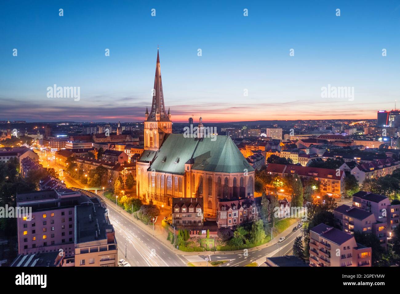 Szczecin, Pologne. Vue aérienne de la basilique Saint-Jacques-de-l'Apostle à la tombée de la nuit Banque D'Images