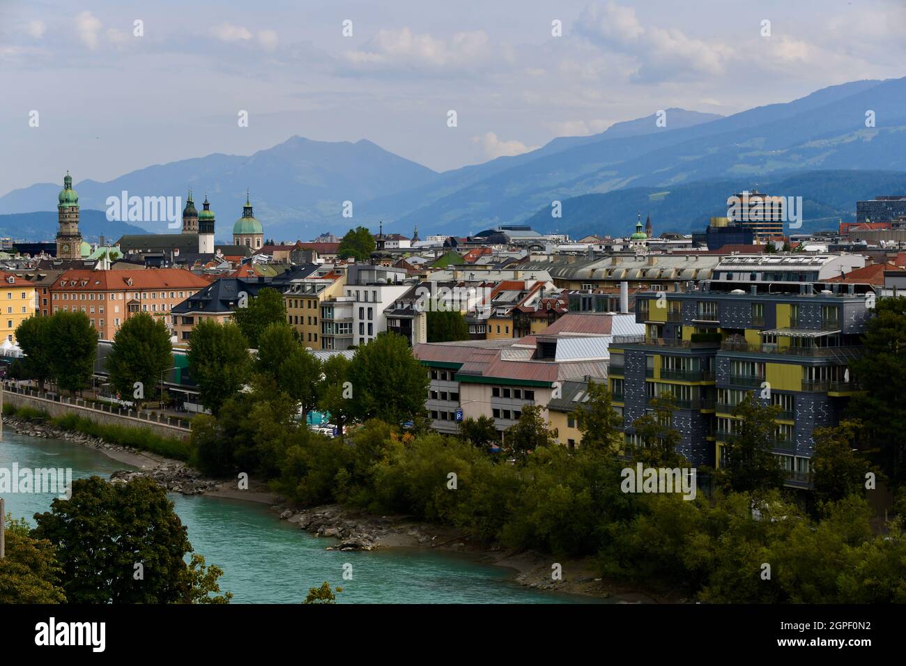 Blick vom Mariahilfpark auf die romantische Altstadt von Innsbruck Banque D'Images