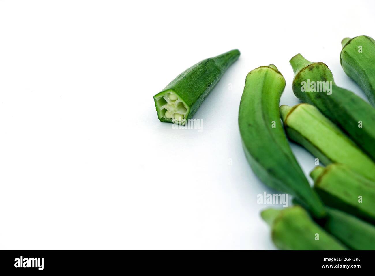 Okra ou coccinelles brutes isolées sur fond blanc Banque D'Images