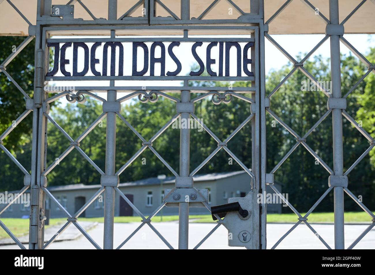 ALLEMAGNE, Weimar, camp de concentration nazi Buchenwald 1937-1945, porte d'entrée avec citation jedem das Seine - chacun son propre / DEUTSCHLAND, Weimar, Konzentrationslager KZ Buchenwald, War eines der größten Konzentrationslager auf deutschem Boden. Es wurde zwischen Juli 1937 et avril 1945 auf dem Ettersberg BEI Weimar von der SS betrieben, Eingangstor mit Spruch: Jedem das Seine, eine Schrift im von den Nazis verfemten Bauhausstil, gestaltet durch den Häftling und Bauhausschüler Franz Ehrlich Banque D'Images