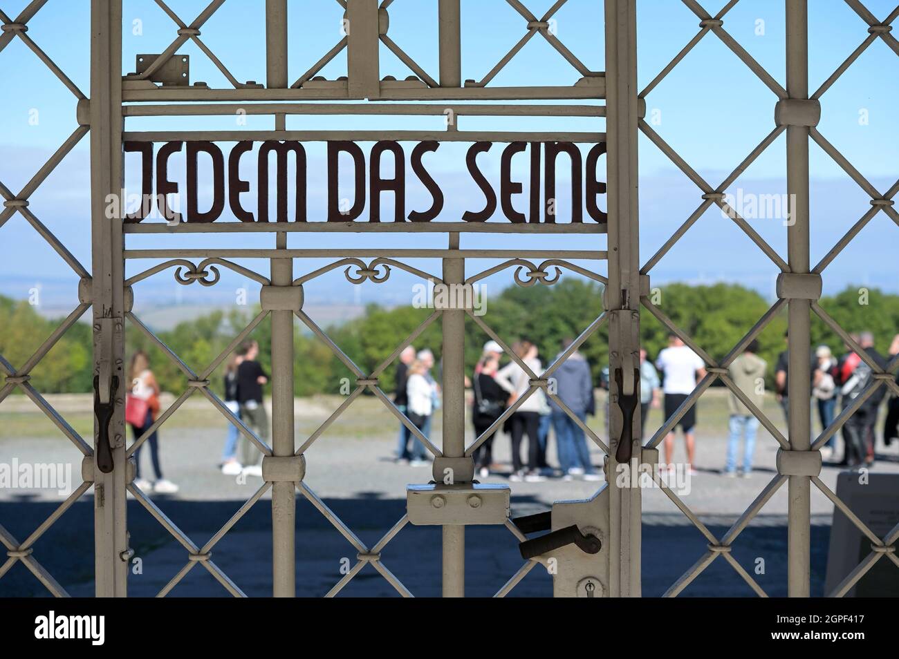 ALLEMAGNE, Weimar, camp de concentration nazi Buchenwald 1937-1945, porte d'entrée avec citation jedem das Seine - chacun son propre / DEUTSCHLAND, Weimar, Konzentrationslager KZ Buchenwald, War eines der größten Konzentrationslager auf deutschem Boden. Es wurde zwischen Juli 1937 und April 1945 auf dem Ettersberg BEI Weimar von der SS betrieben, Eingangstor mit Spruch: Jedem das Seine, eine Schrift im von den Nazis verfemten Bauhausstil, gestaltet durch den Häfäfund Bauhausschüler Franz Ehrlich, Bilsehr! Banque D'Images
