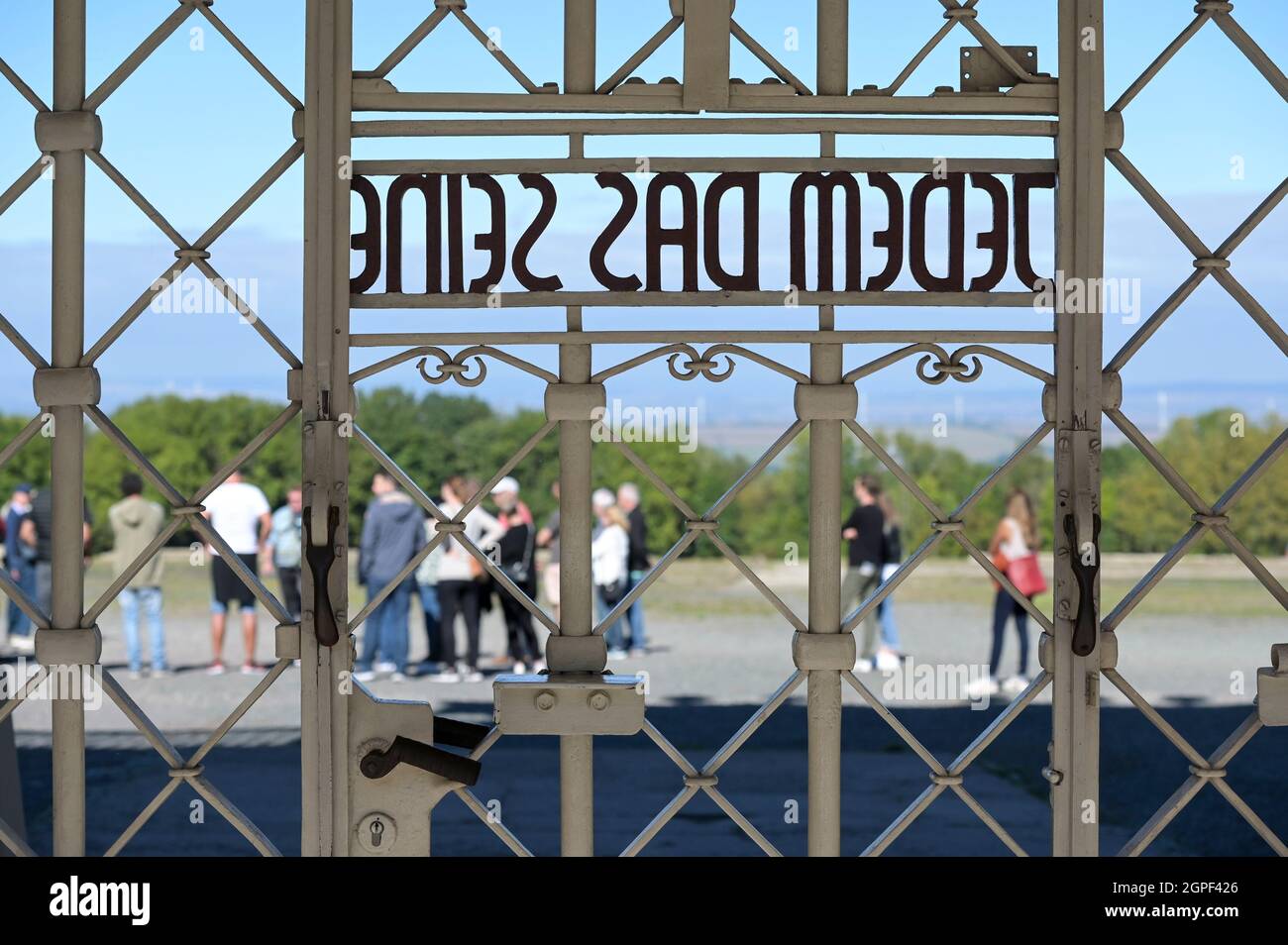 ALLEMAGNE, Weimar, camp de concentration nazi Buchenwald 1937-1945, porte d'entrée avec citation jedem das Seine - chacun son propre / DEUTSCHLAND, Weimar, Konzentrationslager KZ Buchenwald, War eines der größten Konzentrationslager auf deutschem Boden. Es wurde zwischen Juli 1937 et avril 1945 auf dem Ettersberg BEI Weimar von der SS betrieben, Eingangstor mit Spruch: Jedem das Seine, eine Schrift im von den Nazis verfemten Bauhausstil, gestaltet durch den Häftling und Bauhausschüler Franz Ehrlich Banque D'Images