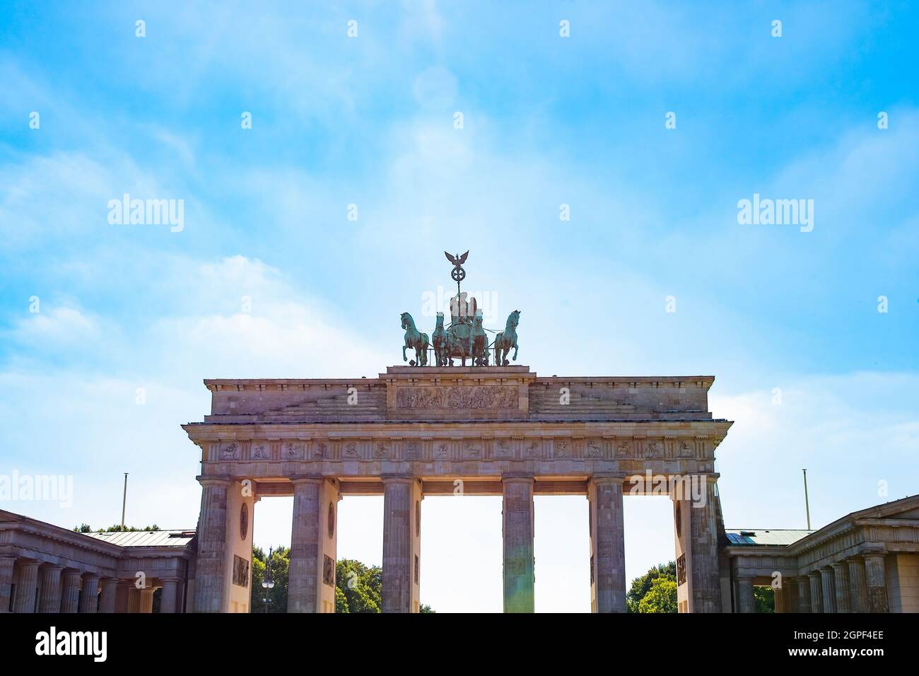 La porte de Brandebourg est un monument néoclassique du XVIIIe siècle situé à Berlin. Banque D'Images