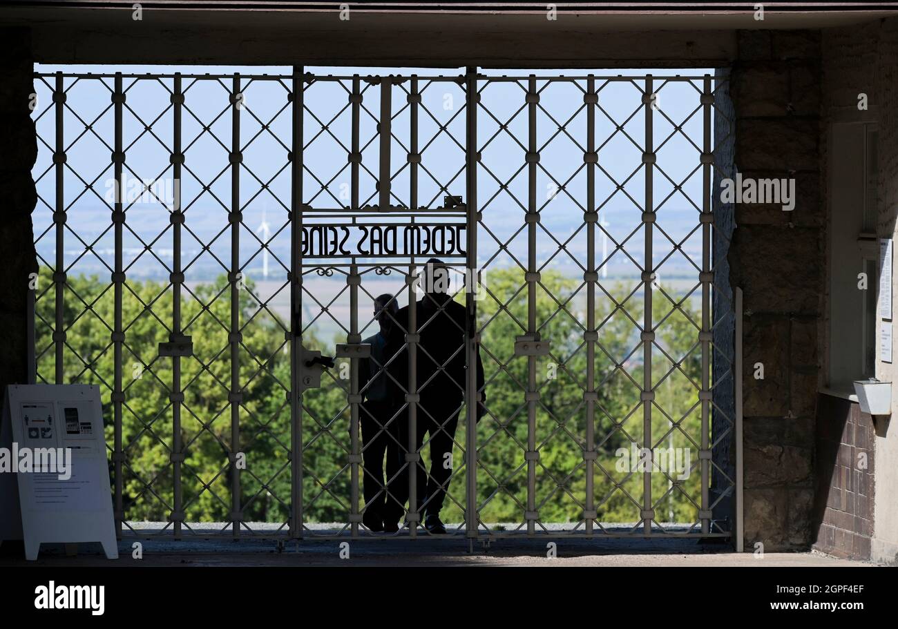 ALLEMAGNE, Weimar, camp de concentration nazi Buchenwald 1937-1945, porte d'entrée avec citation jedem das Seine - chacun son propre / DEUTSCHLAND, Weimar, Konzentrationslager KZ Buchenwald, War eines der größten Konzentrationslager auf deutschem Boden. Es wurde zwischen Juli 1937 et avril 1945 auf dem Ettersberg BEI Weimar von der SS betrieben, Eingangstor mit Spruch: Jedem das Seine, eine Schrift im von den Nazis verfemten Bauhausstil, gestaltet durch den Häftling und Bauhausschüler Franz Ehrlich Banque D'Images