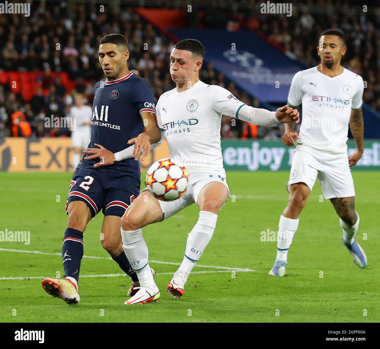 Paris, France, 28 septembre 2021. Achraf Hakimi de Paris Saint Germain se trouve aux défenses avec Phil Foden de Manchester City lors du match de la Ligue des champions de l'UEFA au Parc des Princes à Paris. Le crédit photo devrait se lire: David Klein / Sportimage Banque D'Images