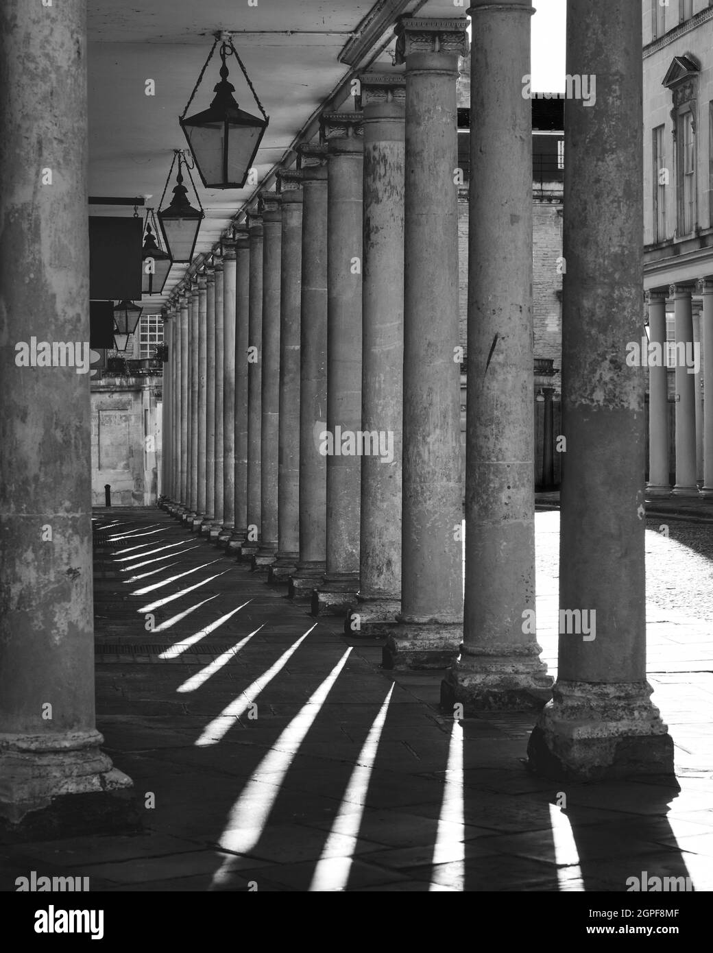 Colonnes de Bath Street avec lumière qui brille à travers Banque D'Images