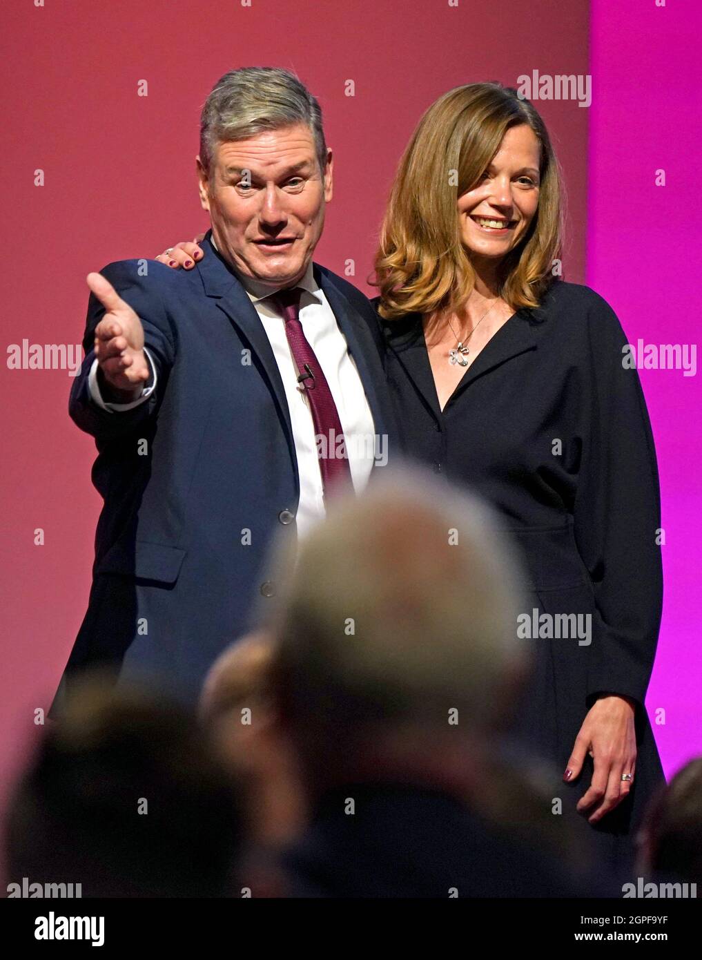 Sir Keir Starmer, chef du parti travailliste, et son épouse Victoria à la fin de son discours à la conférence du Parti travailliste à Brighton. Date de la photo: Mercredi 29 septembre 2021. Banque D'Images
