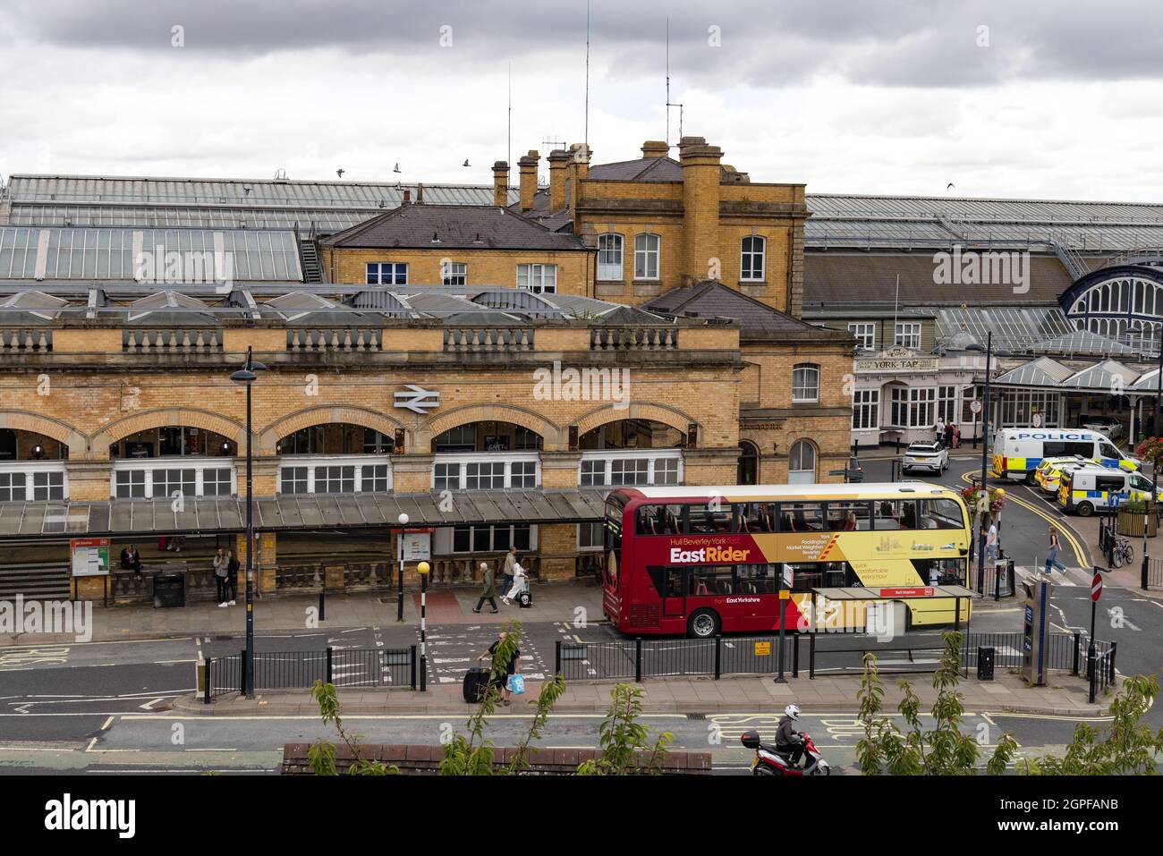 Extérieur de la gare de York, vue d'en haut, centre-ville de York, York Yorkshire Angleterre Banque D'Images
