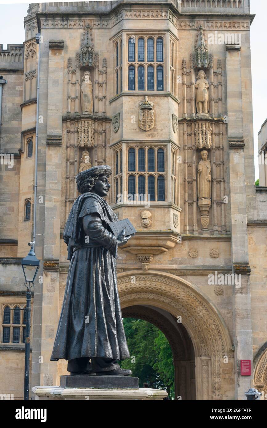 Bristol Central Library, vue sur le portail de la Bristol Central Library avec une statue de Raja RAM Mohan Roy située en premier plan, Angleterre, Royaume-Uni Banque D'Images