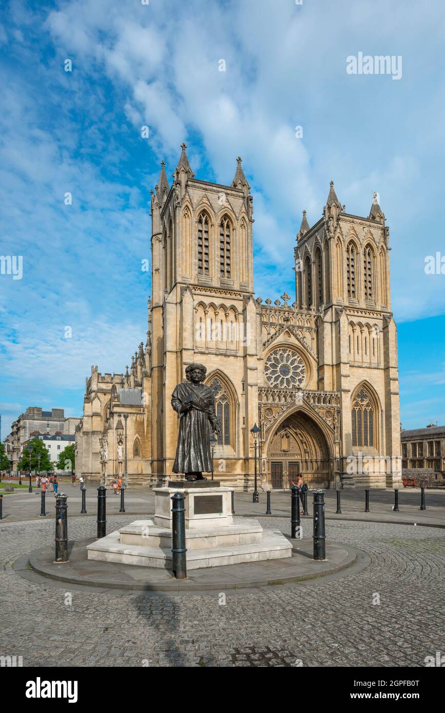 Cathédrale de Bristol, vue depuis Deanery Road sur la face ouest de la cathédrale de la ville, Bristol, Angleterre, Royaume-Uni Banque D'Images