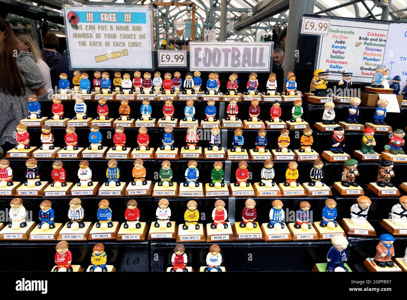 Craft stall, The Shambles Market, York Royaume-Uni - équipes de football anglais statuettes à vendre sur un marché stall, York Angleterre. Banque D'Images