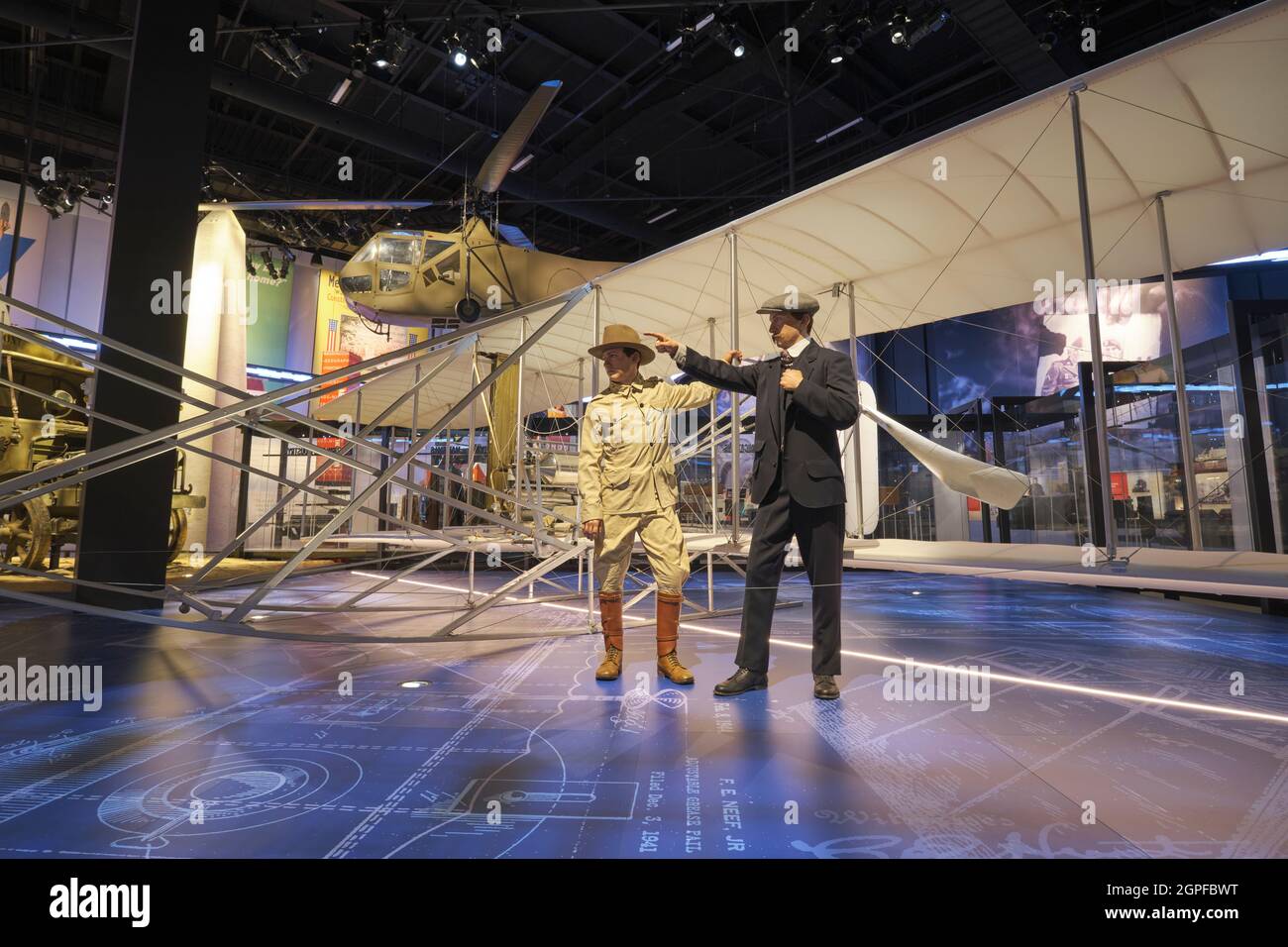 Figures des frères Wright devant leur avion Flyer. Au Musée national de l'armée des États-Unis à fort Belvoir, Virginie. Banque D'Images