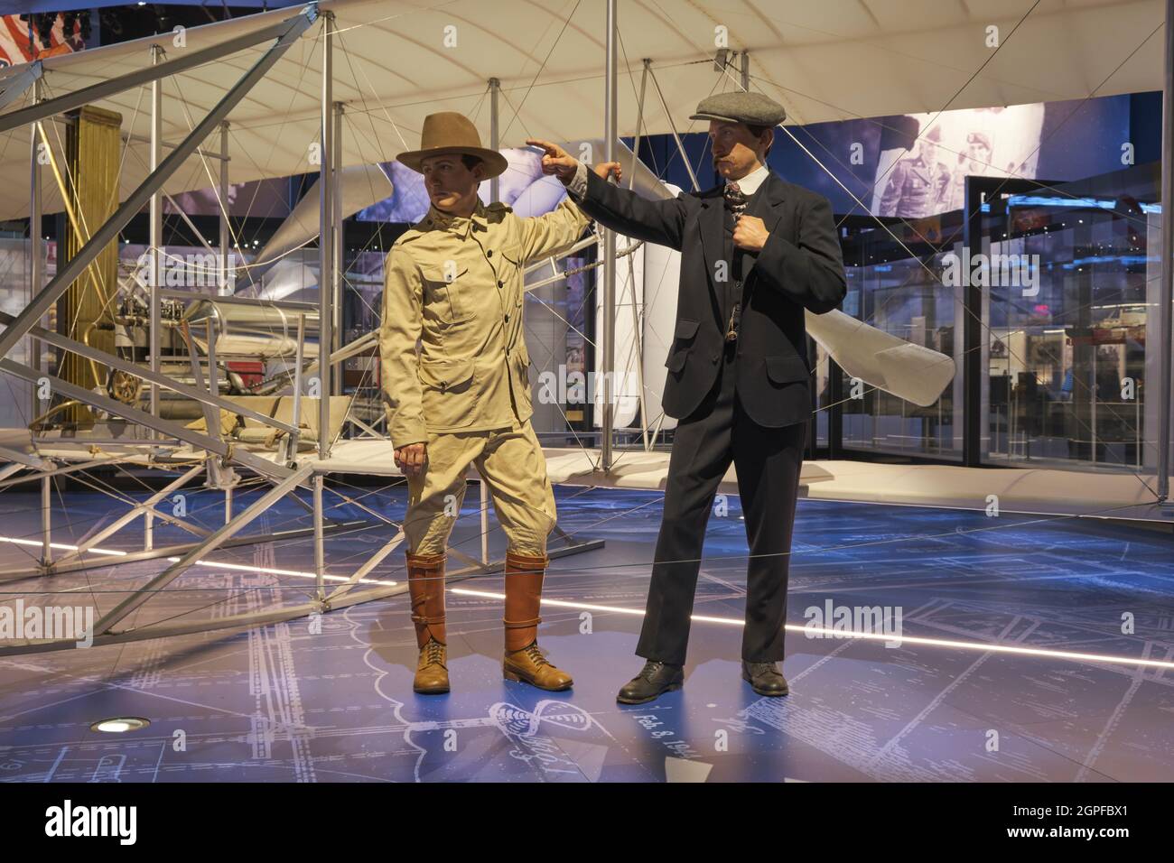 Figures des frères Wright devant leur avion Flyer. Au Musée national de l'armée des États-Unis à fort Belvoir, Virginie. Banque D'Images