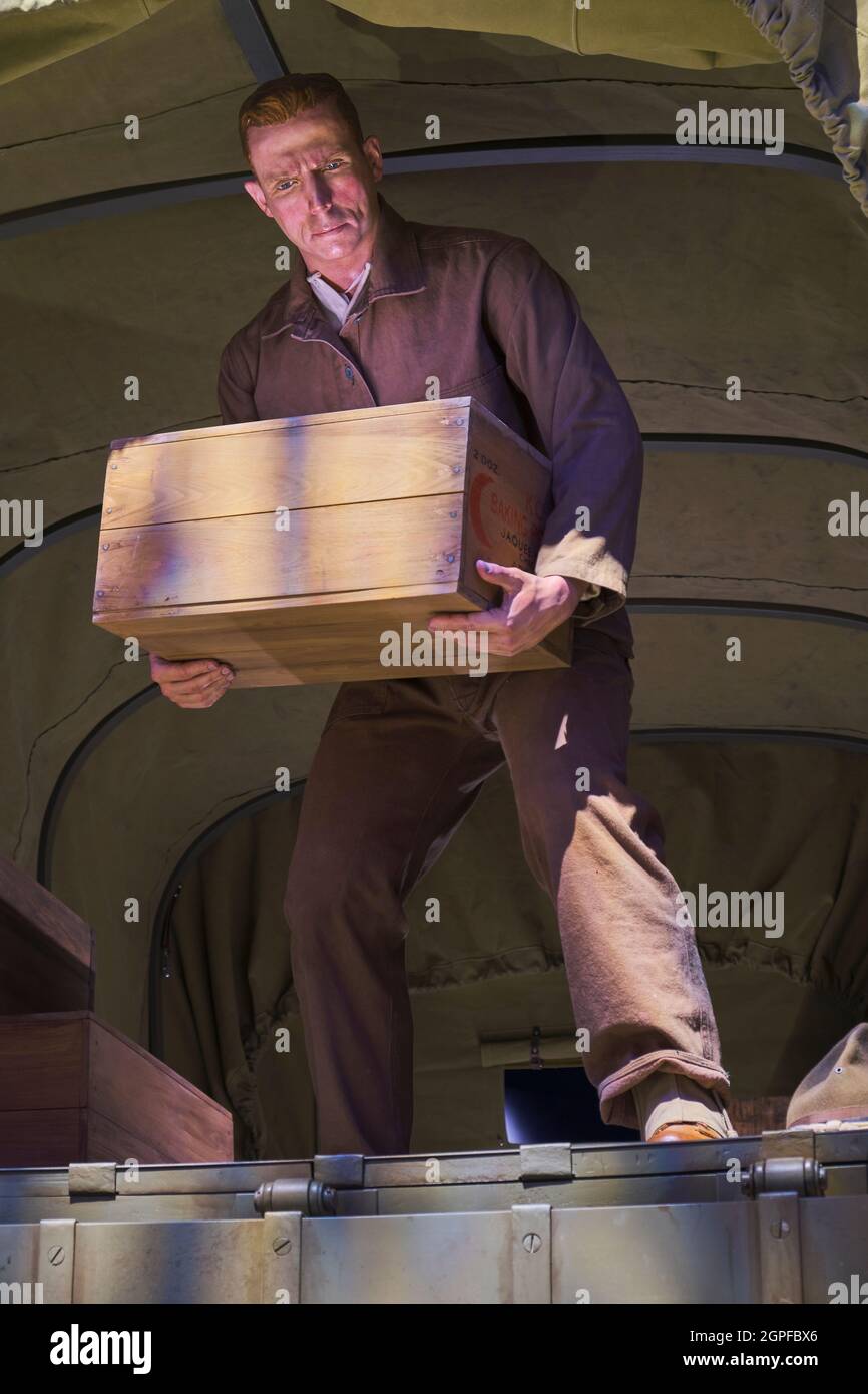 Un soldat déchargeant des fournitures. Au Musée national de l'armée des États-Unis à fort Belvoir, Virginie. Banque D'Images