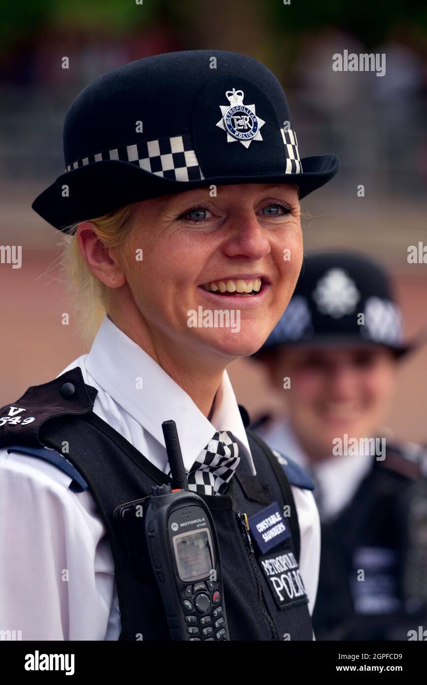 GRANDE-BRETAGNE, LONDRES, FEMME DE POLICE DANS LES RUES DE LONDRES Banque D'Images