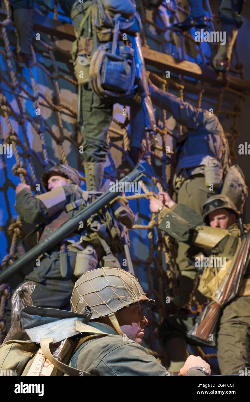 Des soldats grimpent sur une échelle à corde sur un bateau de transport d'embarcation Higgins pendant le jour J de la Seconde Guerre mondiale. Au Musée national du bras des États-Unis Banque D'Images