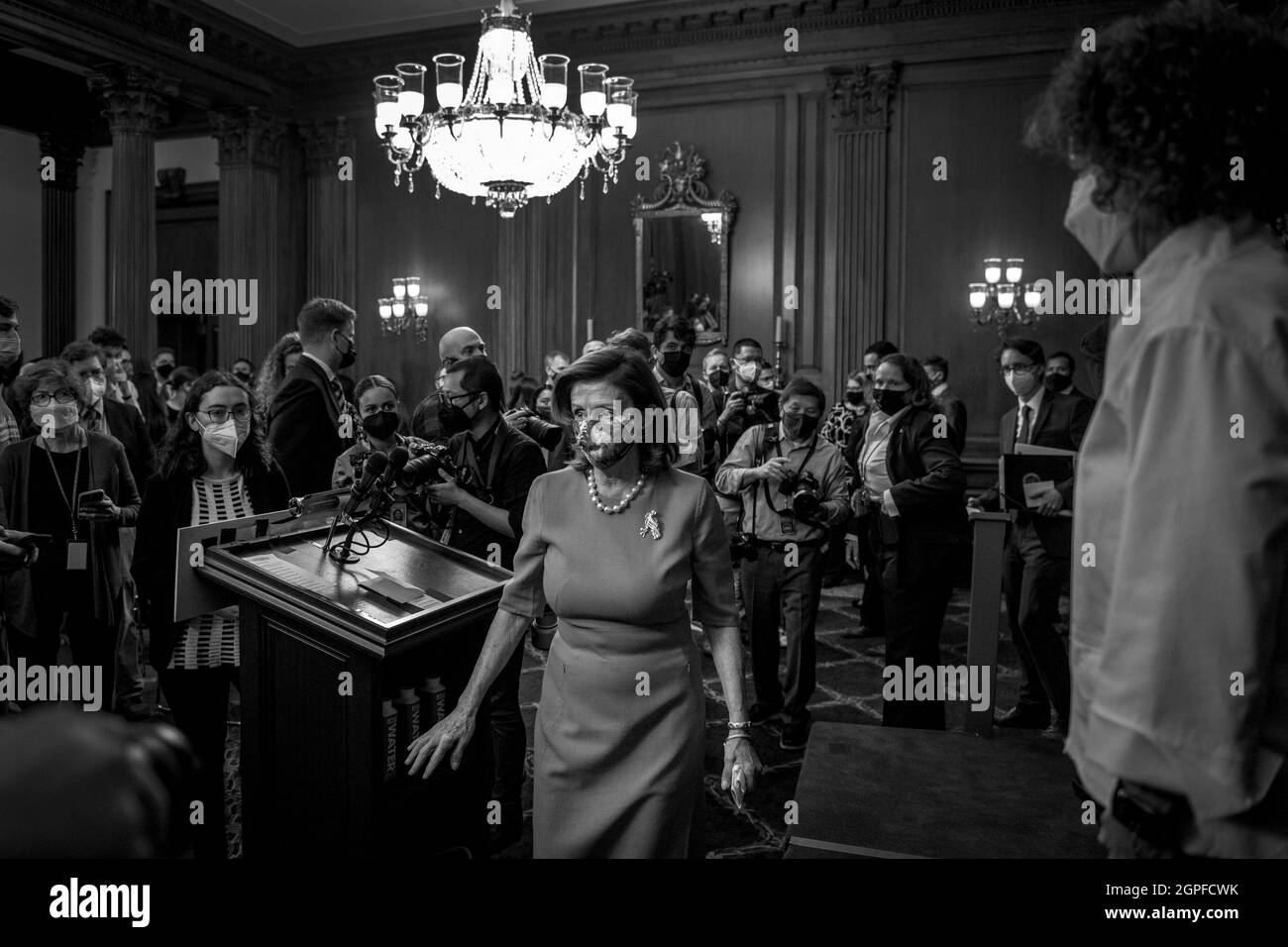 Washington, États-Unis d'Amérique. 28 septembre 2021. La Présidente de la Chambre des représentants des États-Unis Nancy Pelosi (démocrate de Californie) fait sa sortie vers son bureau à la suite d'une conférence de presse sur le Build Back Better Act, au Capitole des États-Unis à Washington, DC, le mardi 28 septembre 2021. Crédit: Rod Lamkey/CNP/Sipa USA crédit: SIPA USA/Alay Live News Banque D'Images