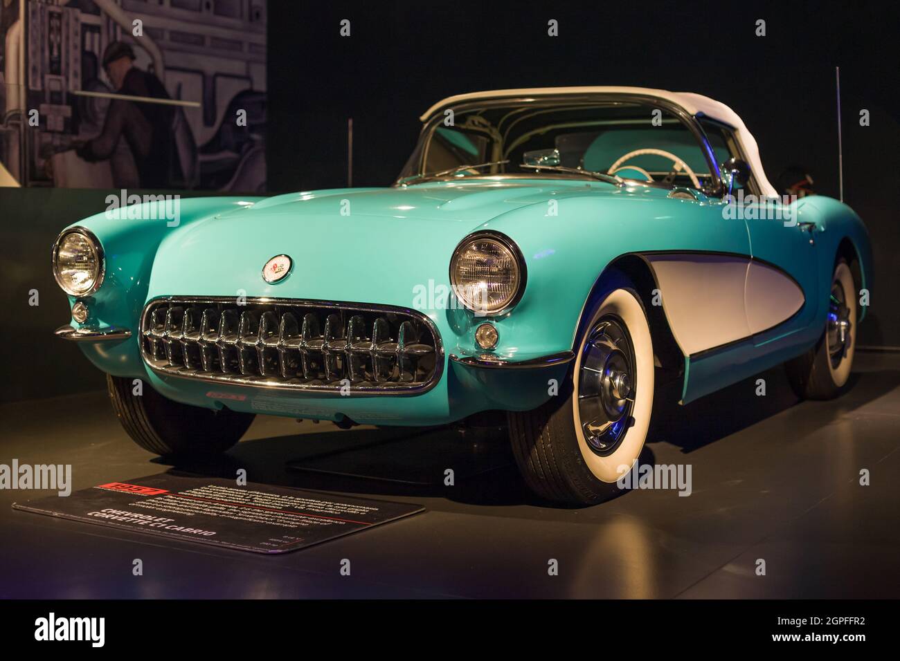 Turin, Italie - 13 août 2021 : la Corvette C1 Cabrio 1957 de Chevrolet a été présentée au Musée national de l'automobile (MAUTO) à Turin, en Italie. Banque D'Images