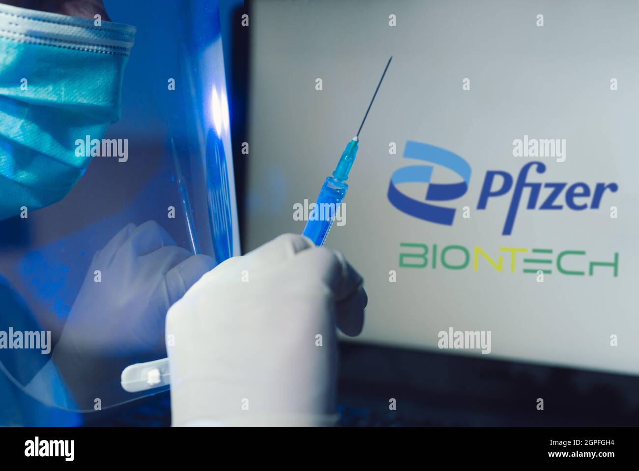 Sarajevo, Bosnie-Herzégovine - 08.09.2021 : main tenant le vaccin Covid-19 avec Pfizer et le logo flou de Biontech en arrière-plan Banque D'Images