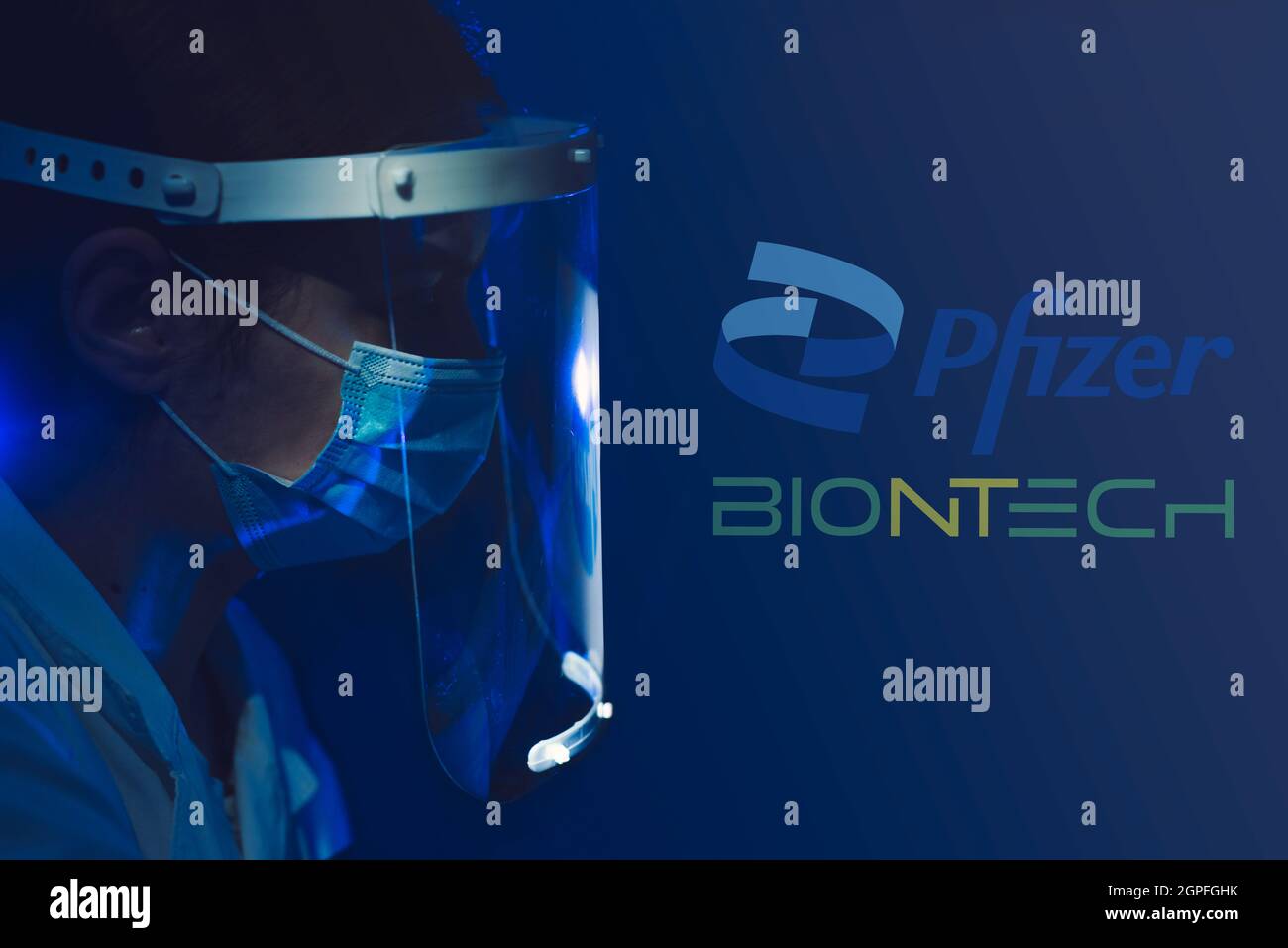 Sarajevo, Bosnie-Herzégovine - 09.09.2021: Docteur avec écran facial et masque pour covid-19 avec le logo Pfizer et Biontech en arrière-plan Banque D'Images