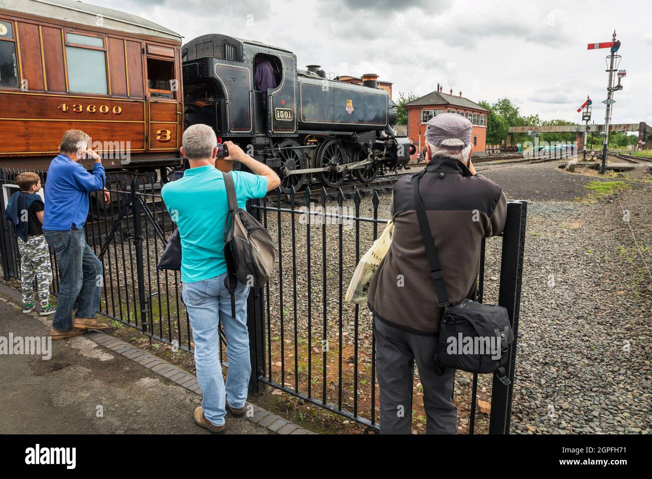 Les visiteurs photographient une machine à vapeur à la gare de Kidderminster, Severn Valley Railway, dans le Worcestershire. Banque D'Images